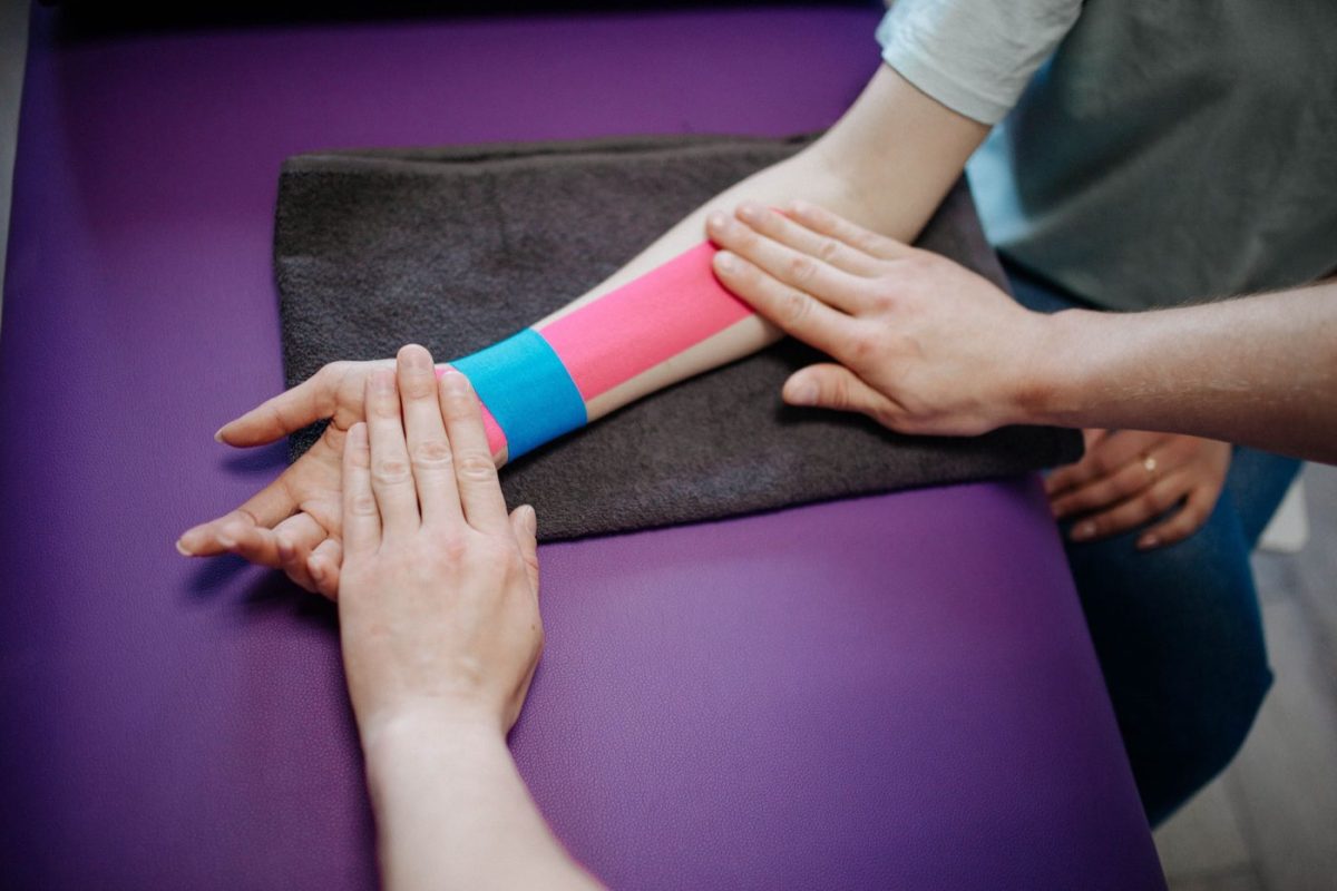 Bandage et tape pour la main en sport : comparatif