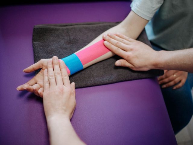Bandage et tape pour la main en sport : comparatif