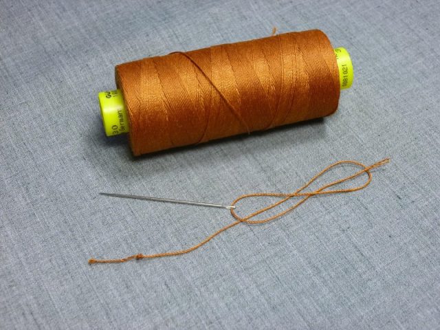 Comment recoudre une couture de gant selon le matériau